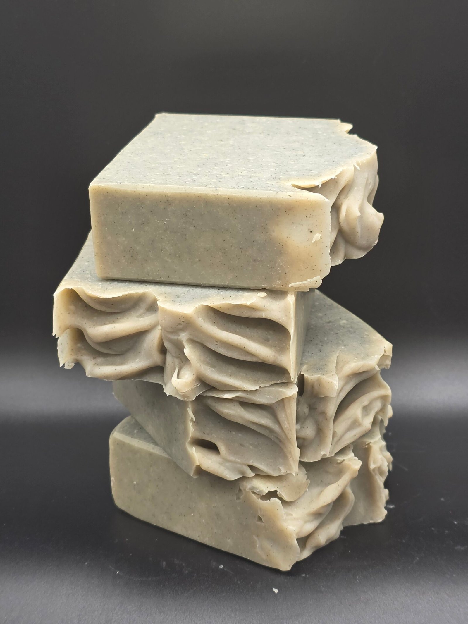 Jabón artesanal de manteca de karité e índigo natural, aromatizado con aceites esenciales de menta suprema, yerbabuena y abeto.