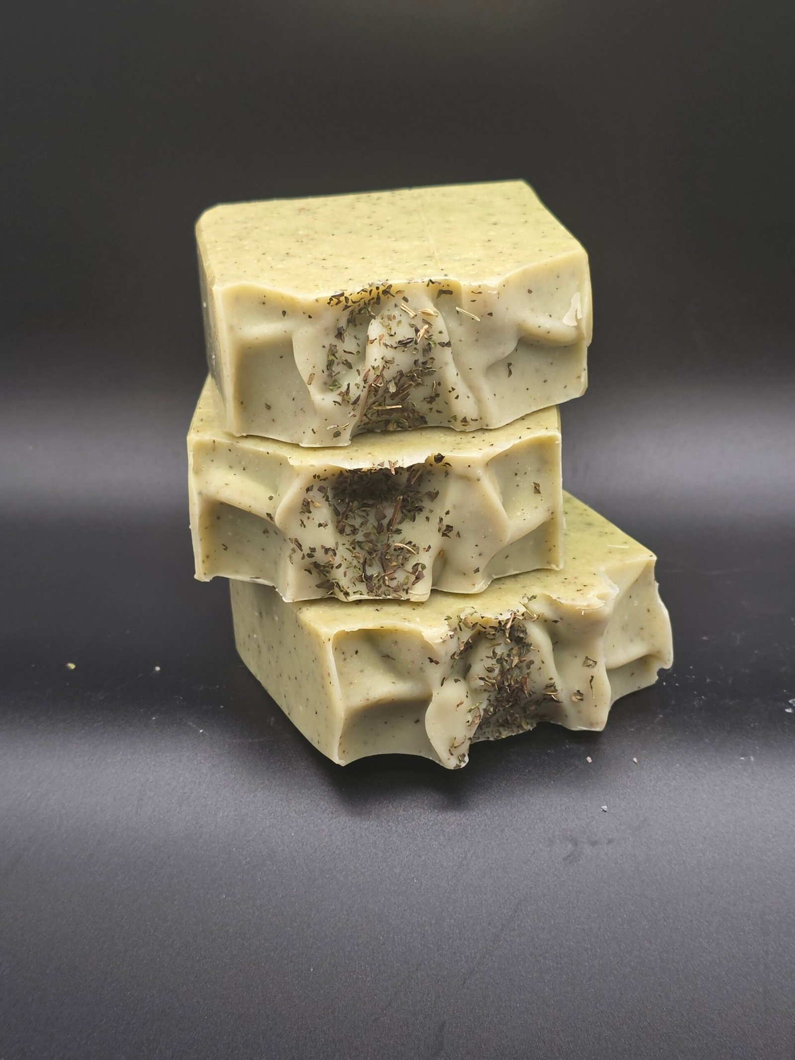 Jabon de Arcilla verde, Mente Clara con Aceites Esenciales de Menta y yerbabuena y hojas de menta seca
