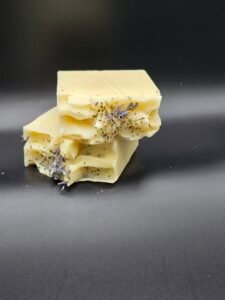 Barra de jabon ecologico artesanal de aceites esenciales de Lavanda y Menta para el cuidado de la piel.