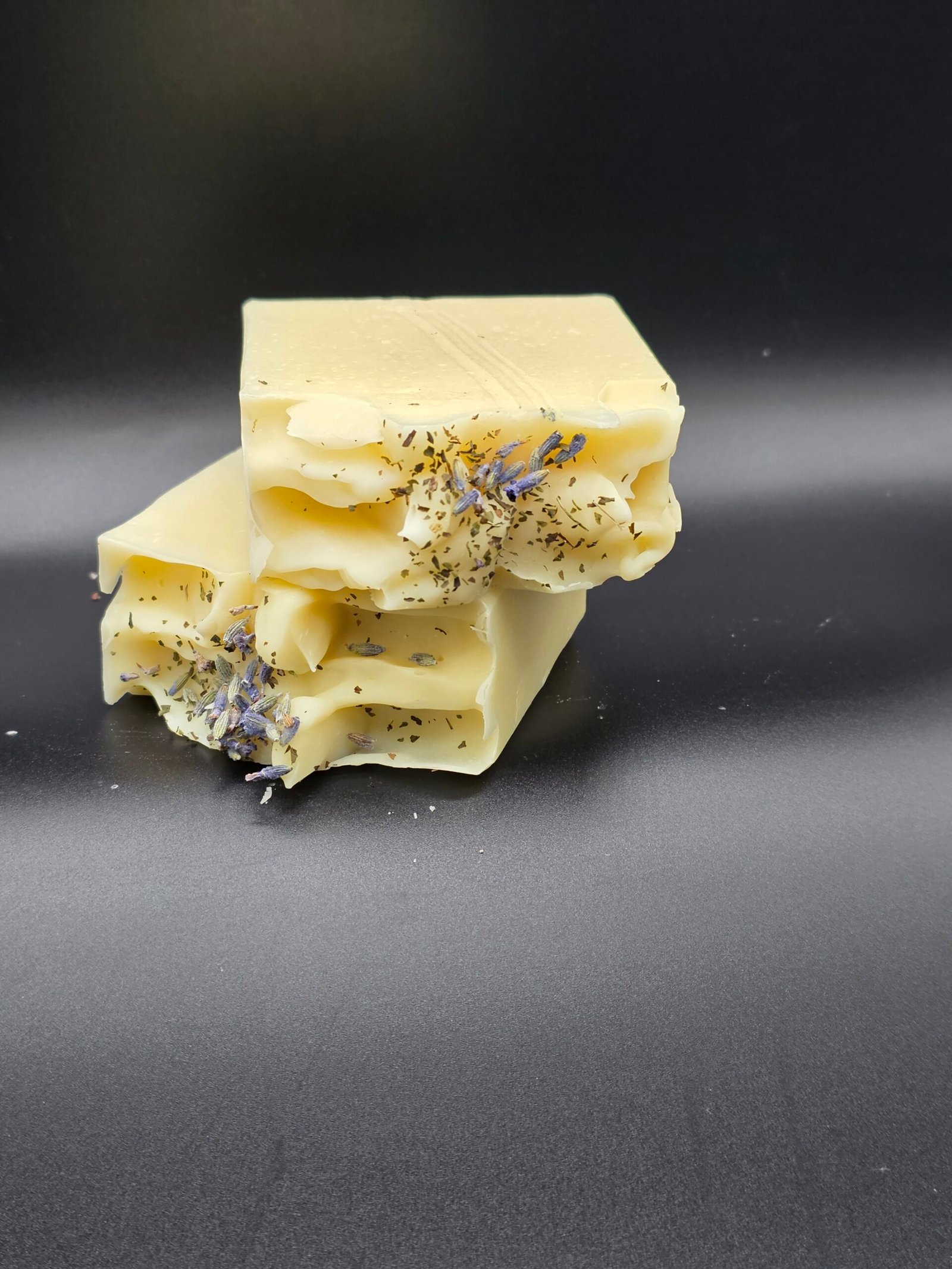 Barra de jabon ecologico artesanal de aceites esenciales de Lavanda y Menta para el cuidado de la piel.